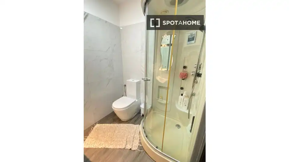 Bathroom of Flat for rent in Madrid  with Air Conditioner, Heating and Furnished