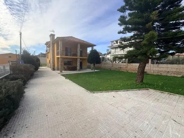 Vista exterior de Casa o xalet en venda en Sanxenxo amb Jardí privat, Terrassa i Moblat