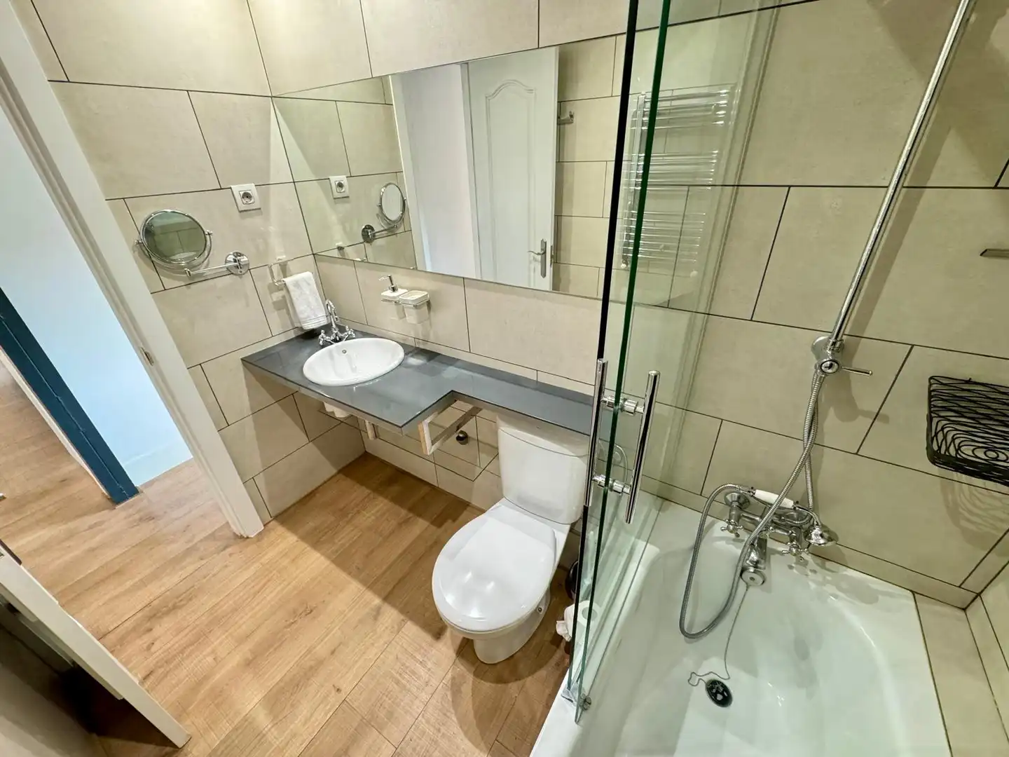 Badezimmer von Maisonette zum Verkauf in Madrid mit Klimaanlage und Privatgarten