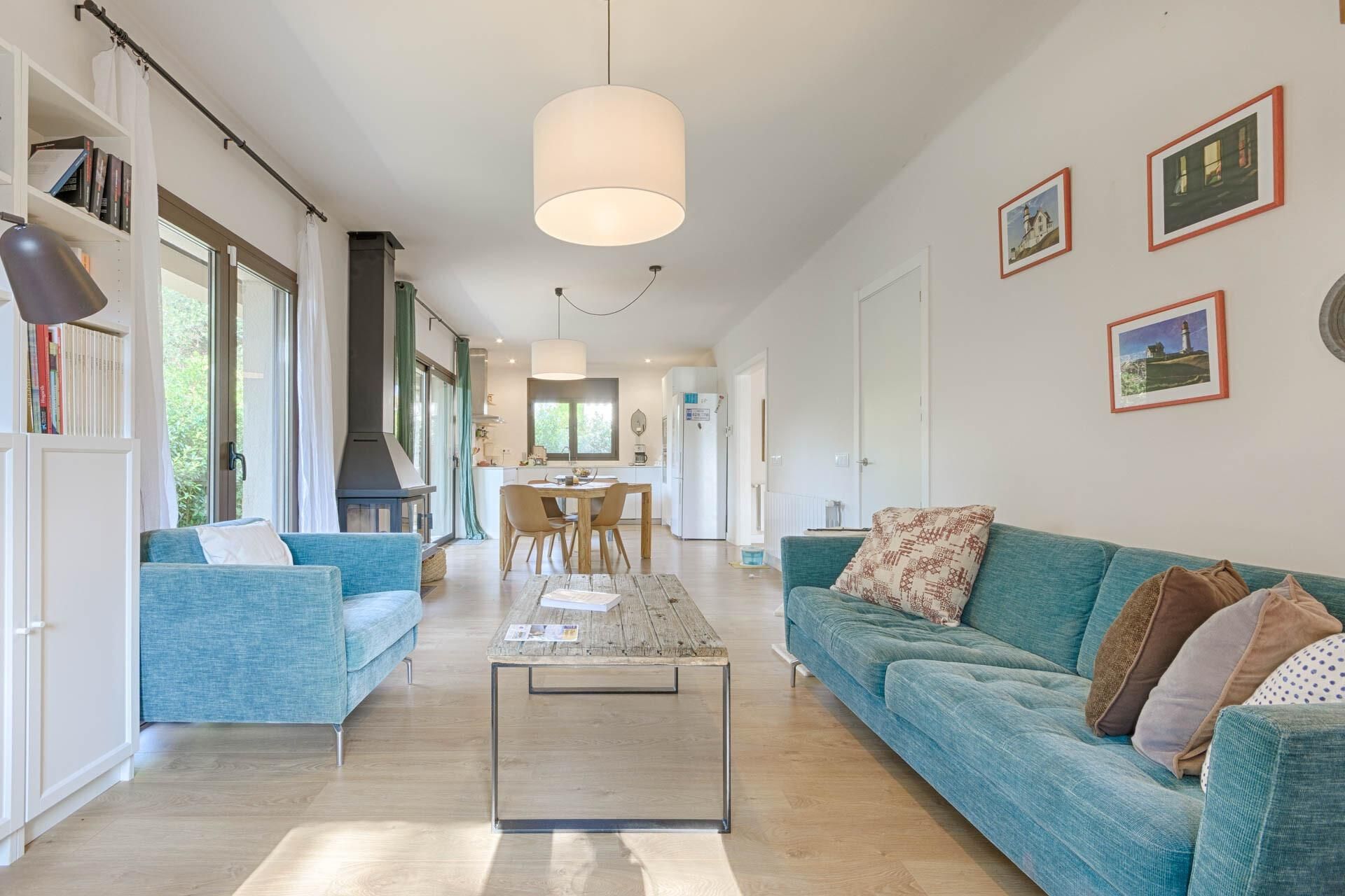 Sala d'estar de Casa o xalet en venda en Sant Pere Pescador amb Parquet i Moblat