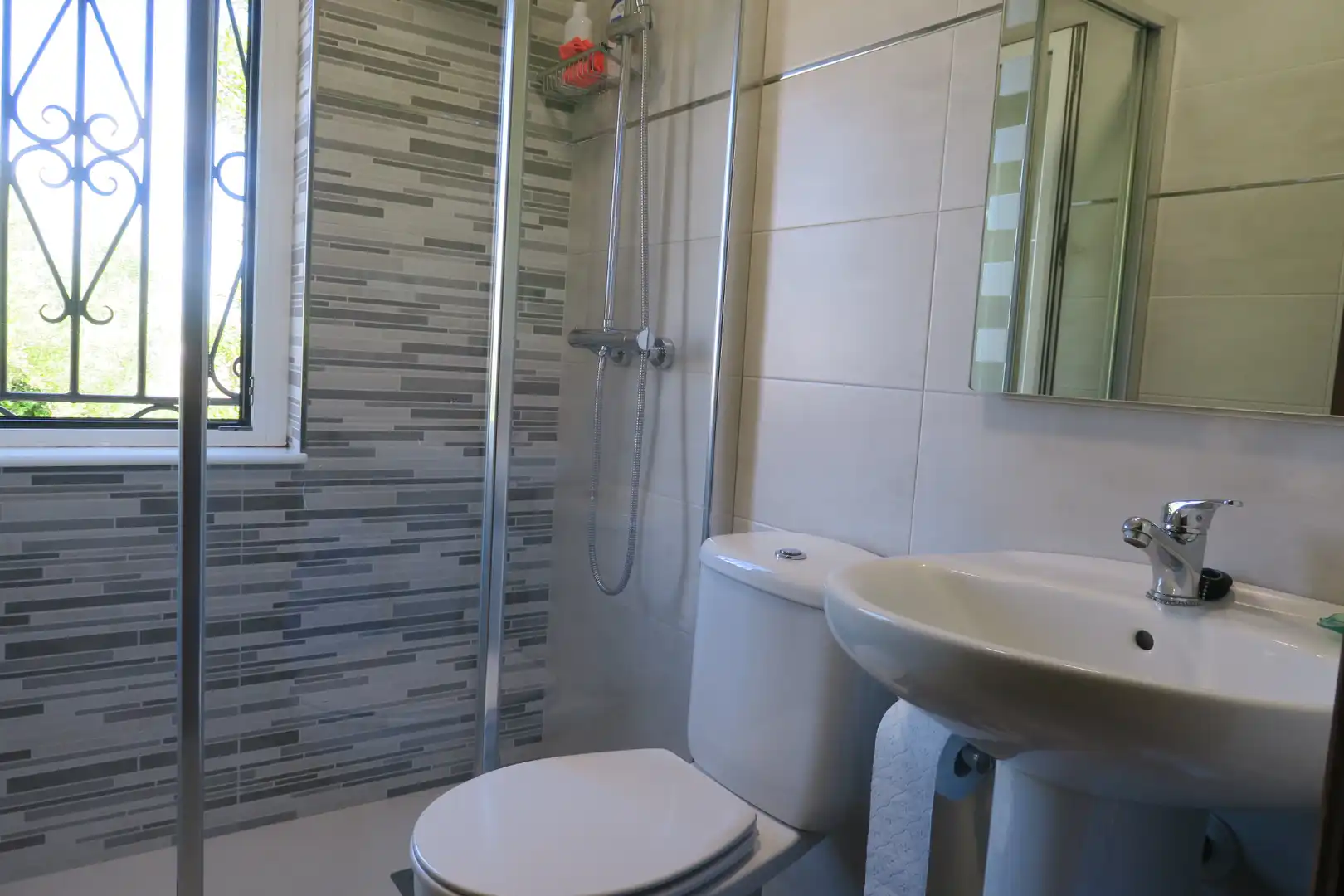 Badezimmer von Haus oder Chalet zum Verkauf in Avilés mit Heizung und Privatgarten