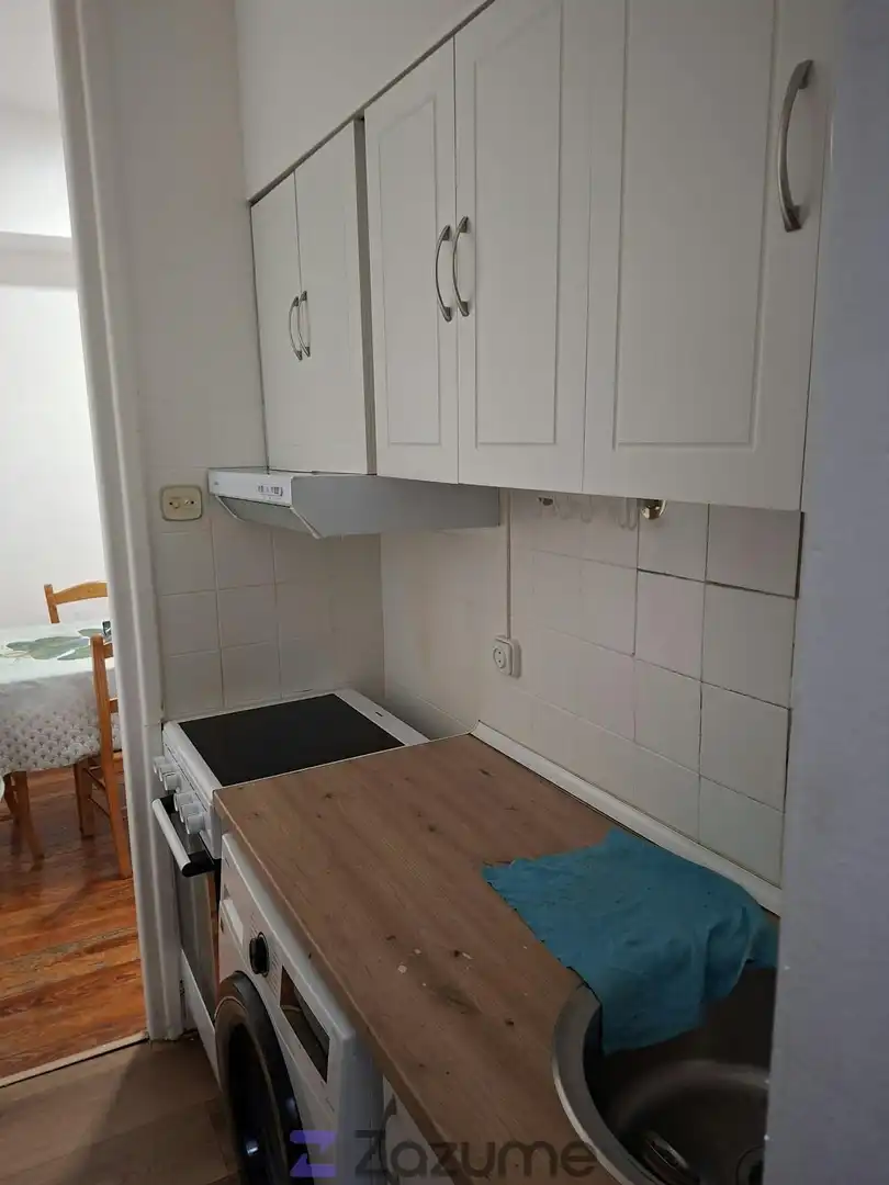 Cocina de Apartamento de alquiler en Hernani con Horno, Lavadora y Microondas