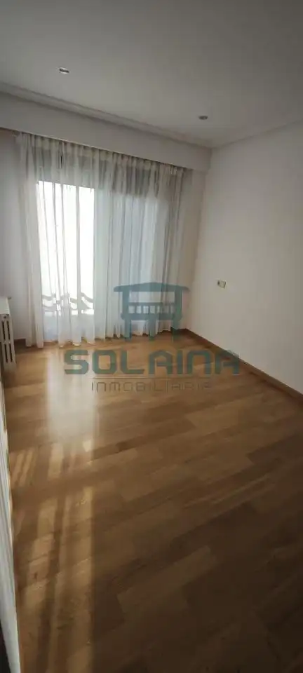 Dormitori de Apartament de lloguer en Ourense Capital  amb Calefacció, Traster i Balcó