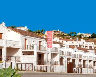 Vista exterior de Casa adosada en venda en Casares amb Aire condicionat i Terrassa