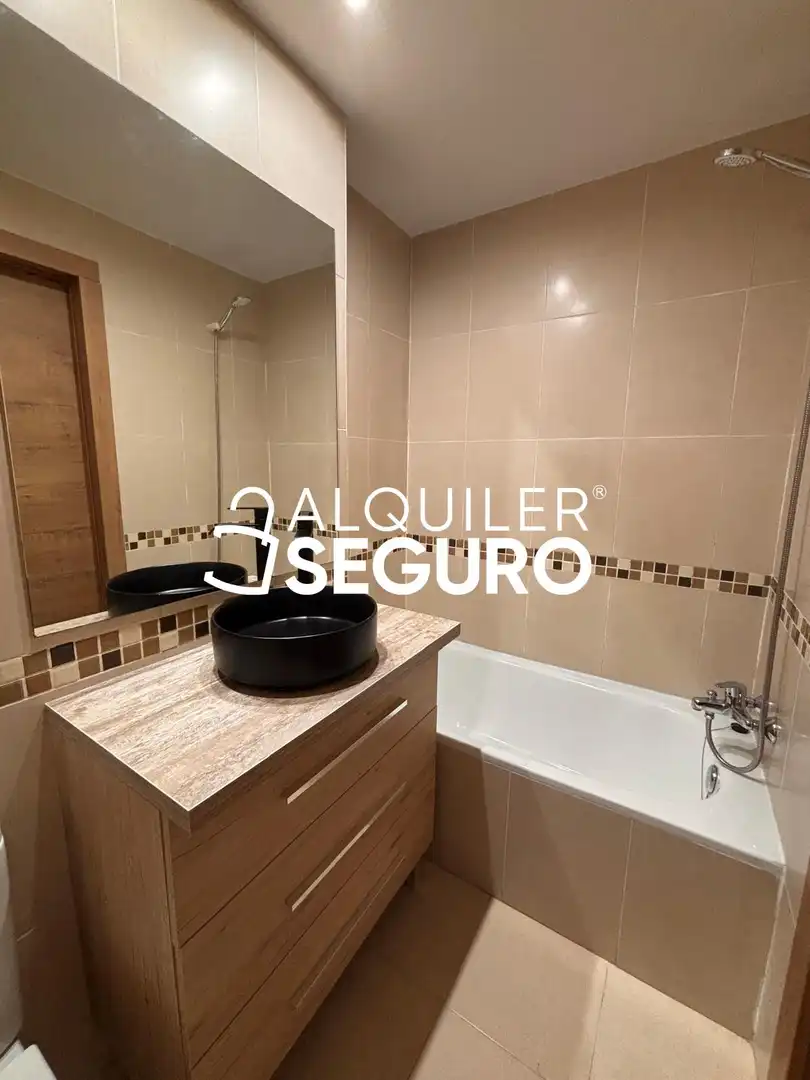 Bathroom of Attic for rent in Madrid  with Air Conditioner, Heating and Terrace