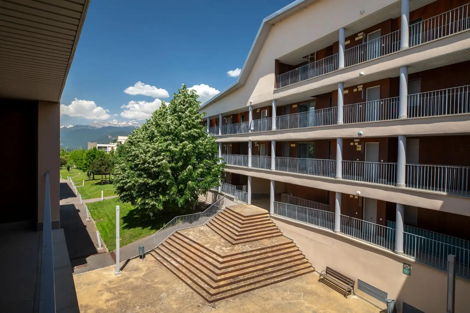 Außenansicht von Wohnung zum Verkauf in Sabiñánigo mit Heizung, Parkett und Terrasse