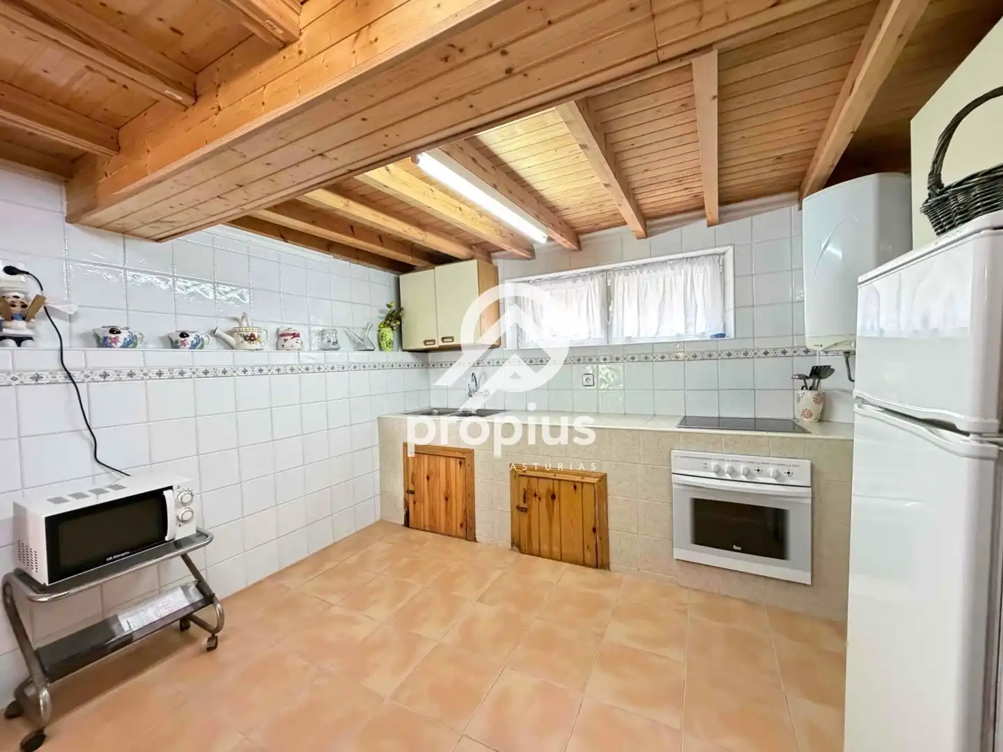 Cuina de Casa o xalet en venda en Llanes amb Calefacció, Terrassa i Traster