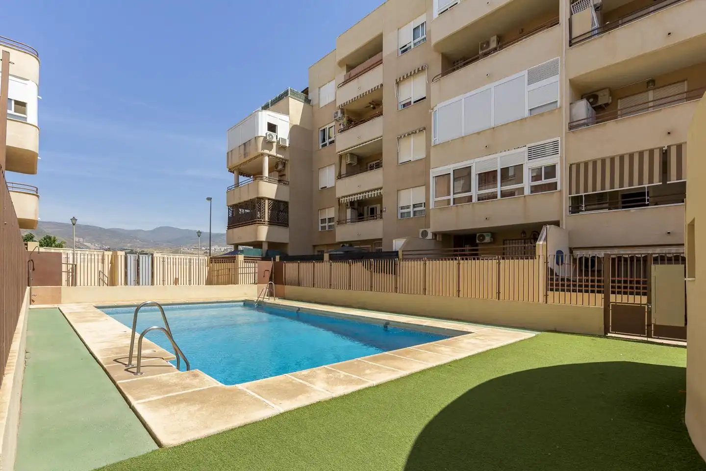 Piscina de Pis en venda en Roquetas de Mar amb Terrassa, Moblat i Piscina comunitària