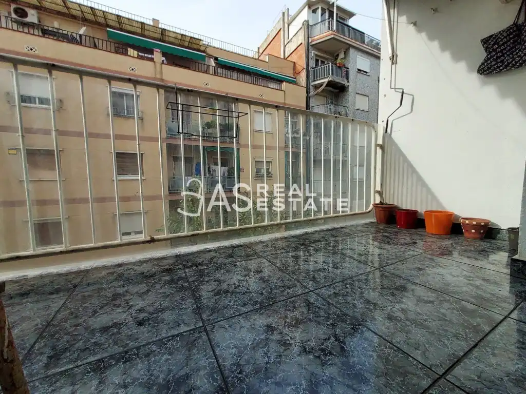 Vista exterior de Piso en venta en L'Hospitalet de Llobregat con Aire acondicionado y Amueblado