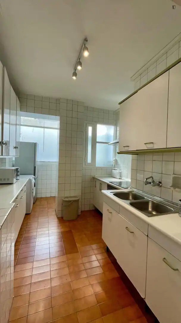 Küche von Wohnungen zur untervermieten in Madrid mit Möbliert, Ofen und Waschmaschine