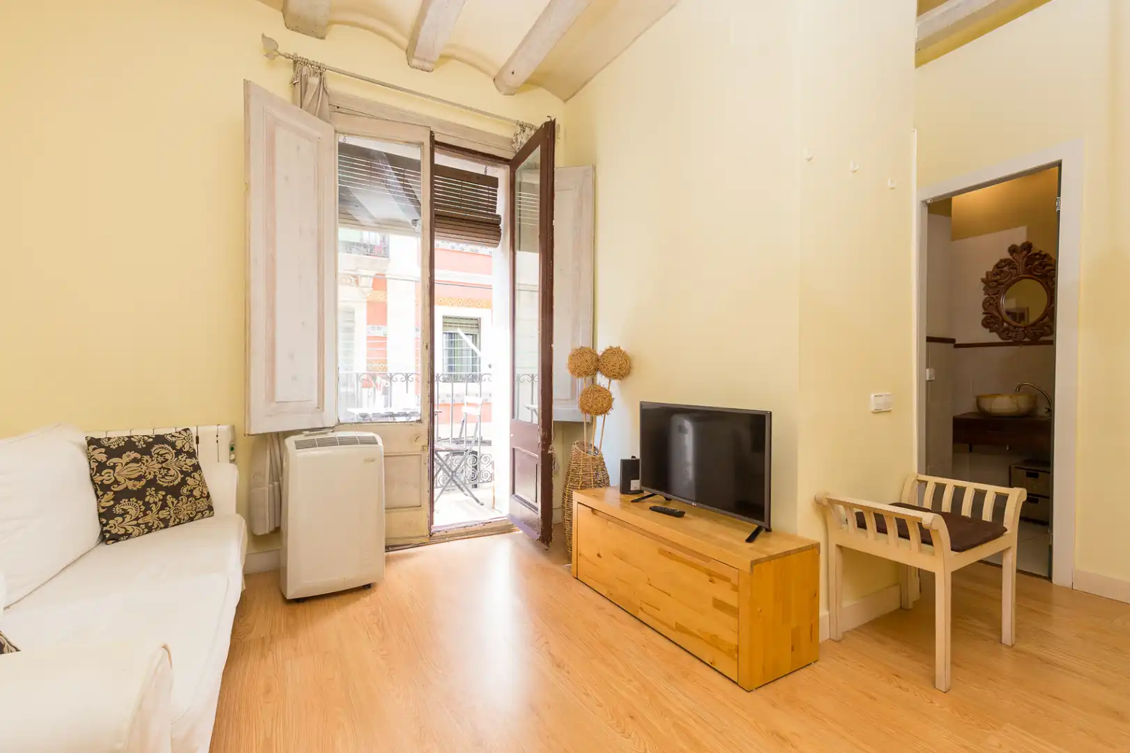 Bedroom of Apartments for sale in Barcelona