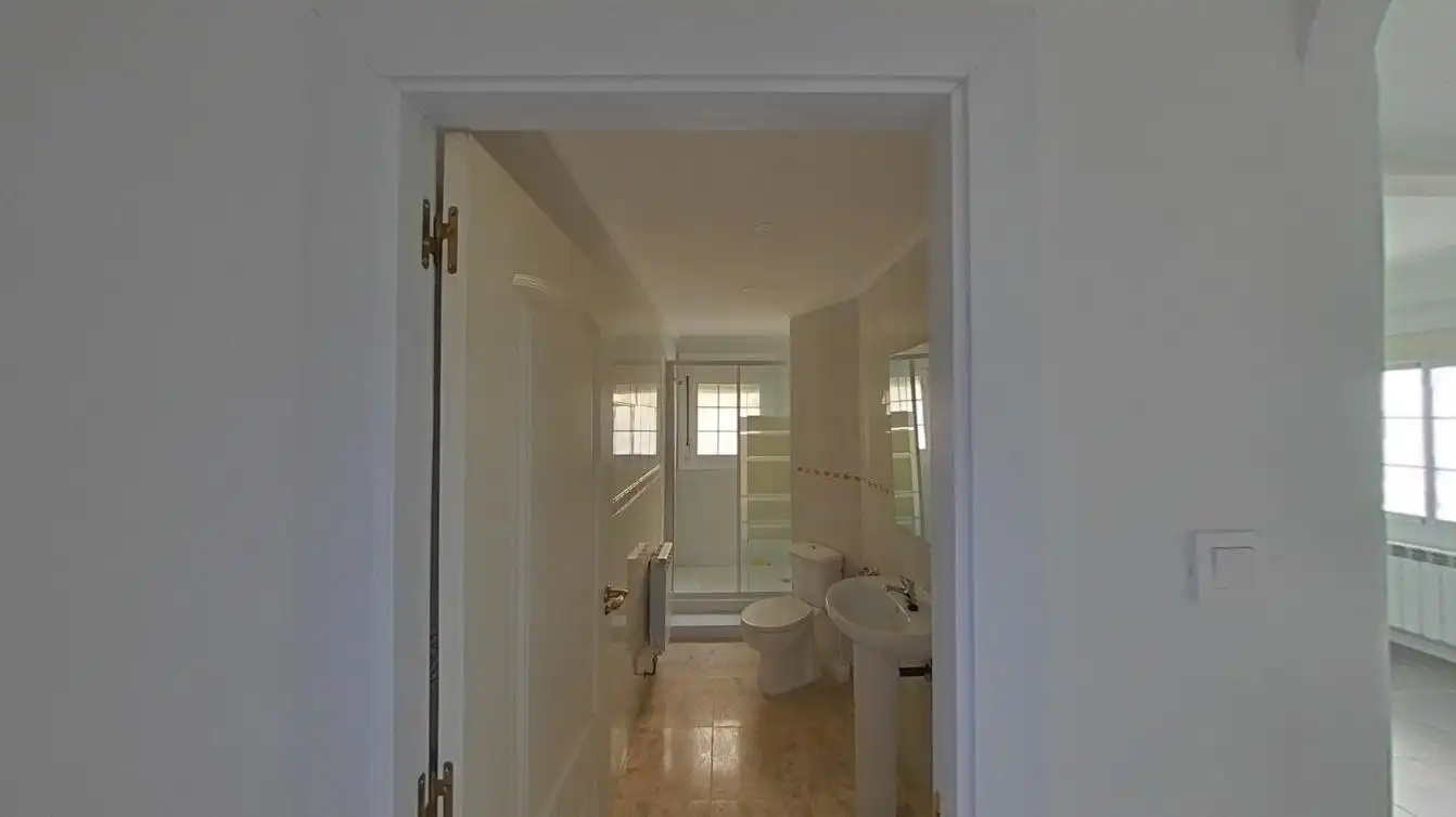 Bathroom of Flat for sale in Zaragoza  with Heating, Parquet flooring and Oven