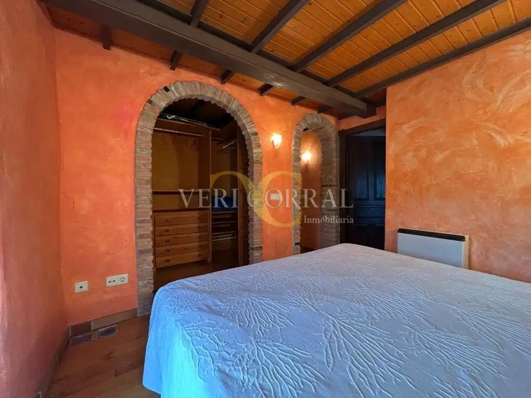 Dormitori de Casa adosada en venda en Llanes amb Calefacció i Moblat