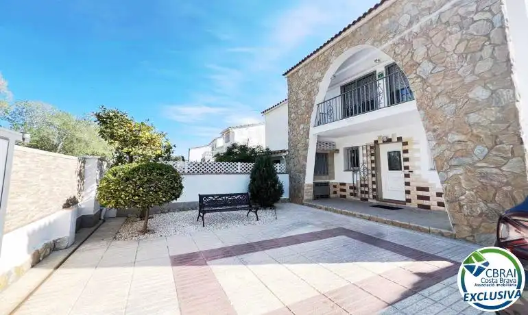 Vista exterior de Casa adosada en venda en Empuriabrava amb Jardí privat i Moblat
