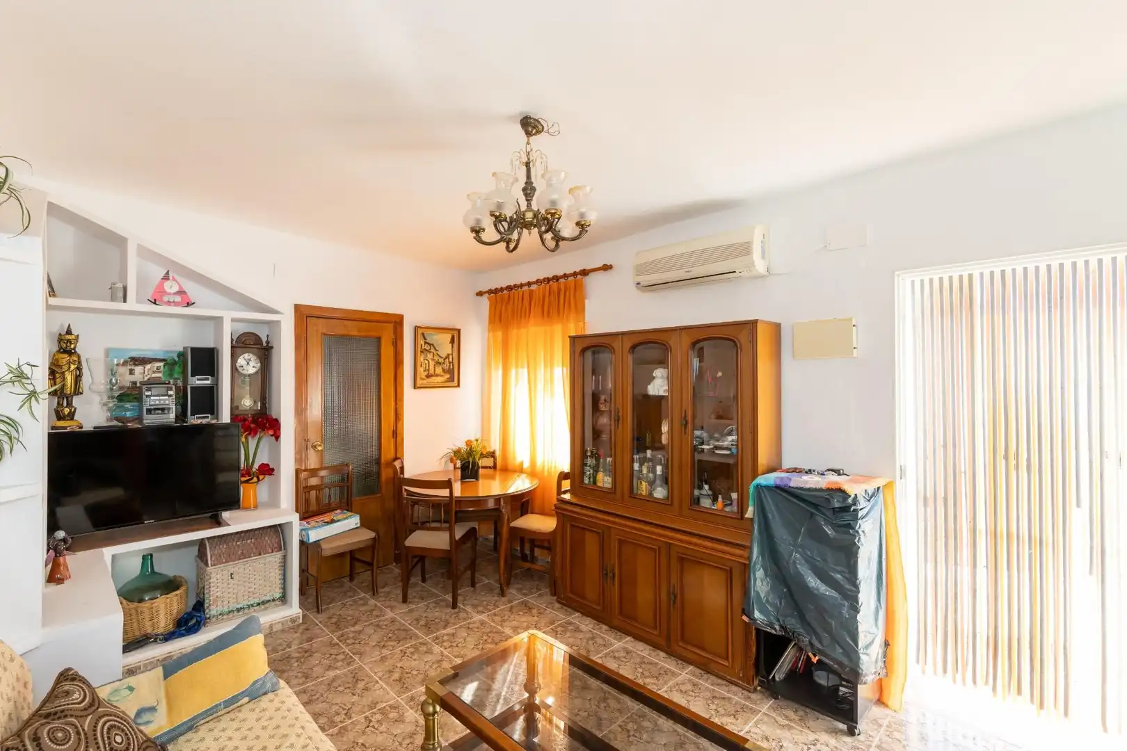 Wohnzimmer von Einfamilien-Reihenhaus zum Verkauf in Salobreña mit Klimaanlage, Heizung und Terrasse
