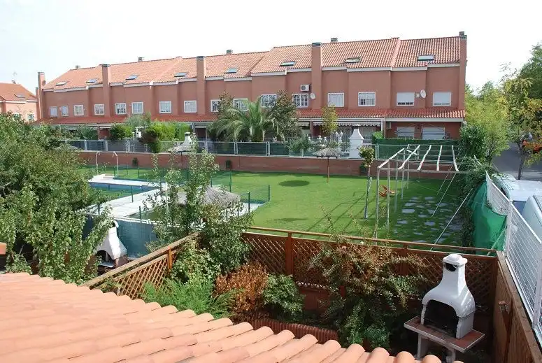 Jardín de Casa adosada en venta en Fuenlabrada con Aire acondicionado, Calefacción y Jardín privado