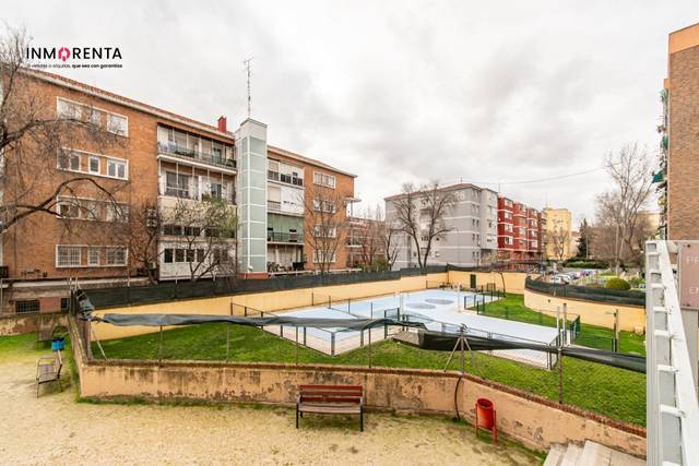 Piso en Venta en Calle VILLAJOYOSA en Los Rosales