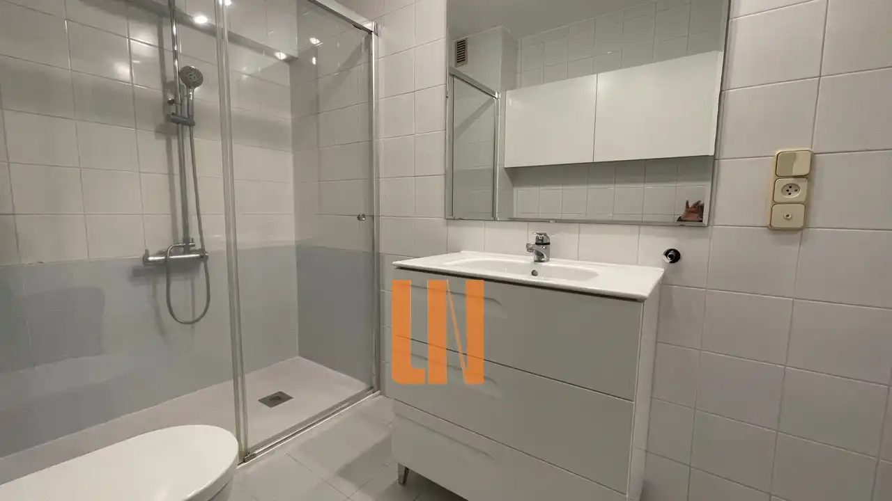 Badezimmer von Wohnung zur Miete in A Coruña Capital  mit Heizung, Parkett und Ofen