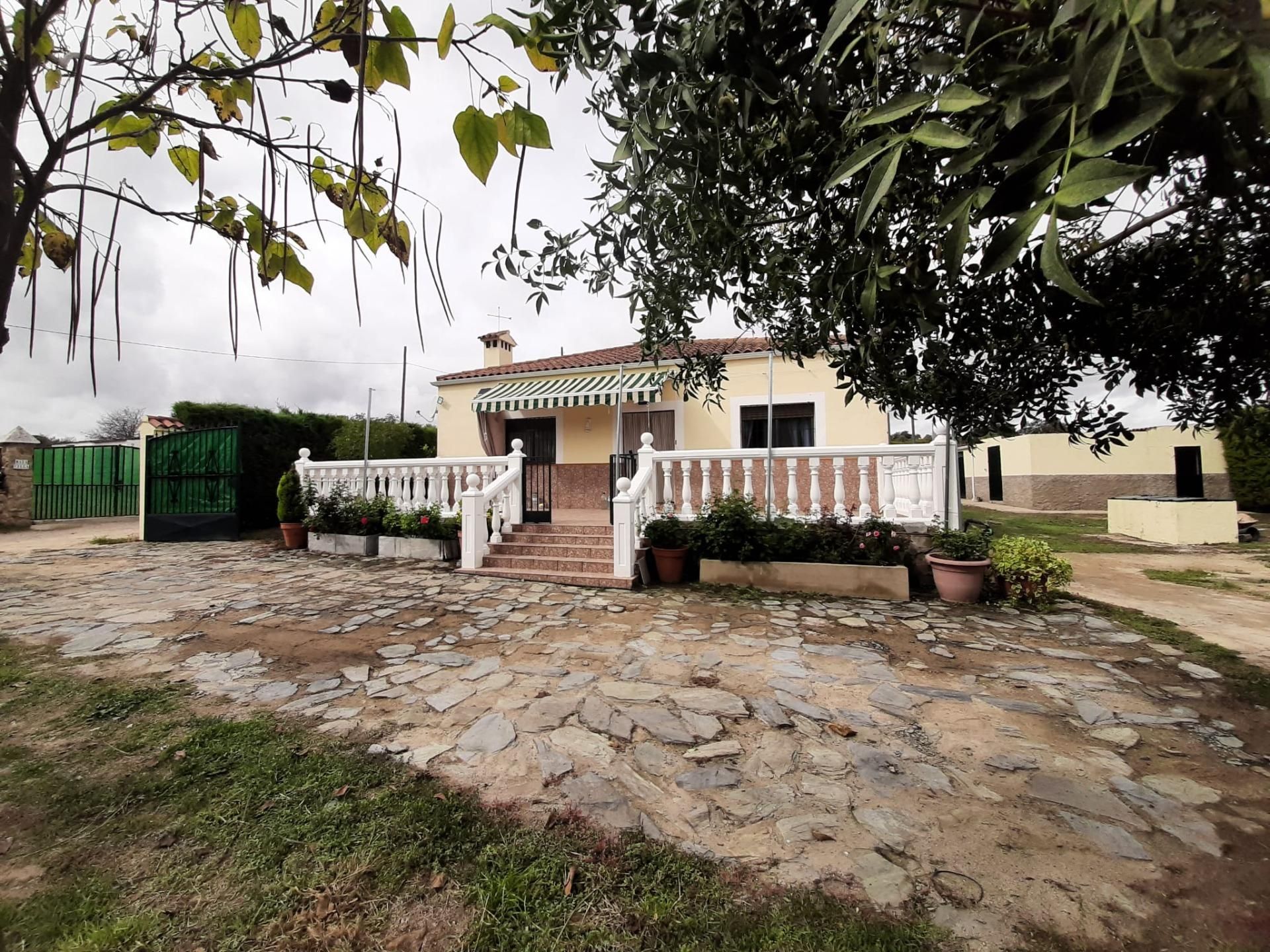 Vista exterior de Casa o xalet en venda en Casar de Cáceres amb Aire condicionat, Calefacció i Traster