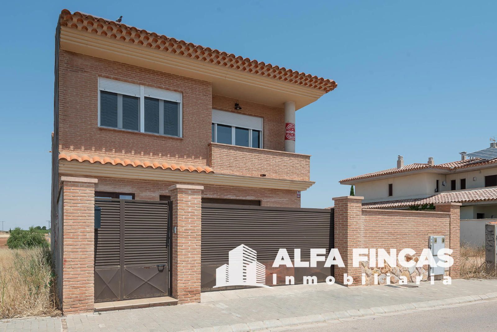 Vista exterior de Casa o xalet en venda en Villarrobledo amb Aire condicionat, Calefacció i Jardí privat