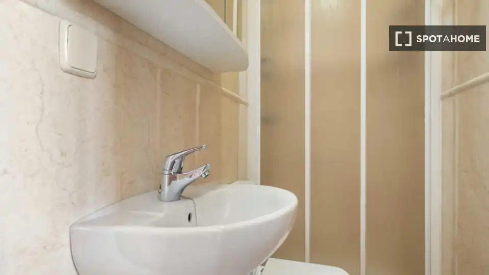 Baño de Piso para compartir en Madrid con Aire acondicionado, Terraza y Amueblado