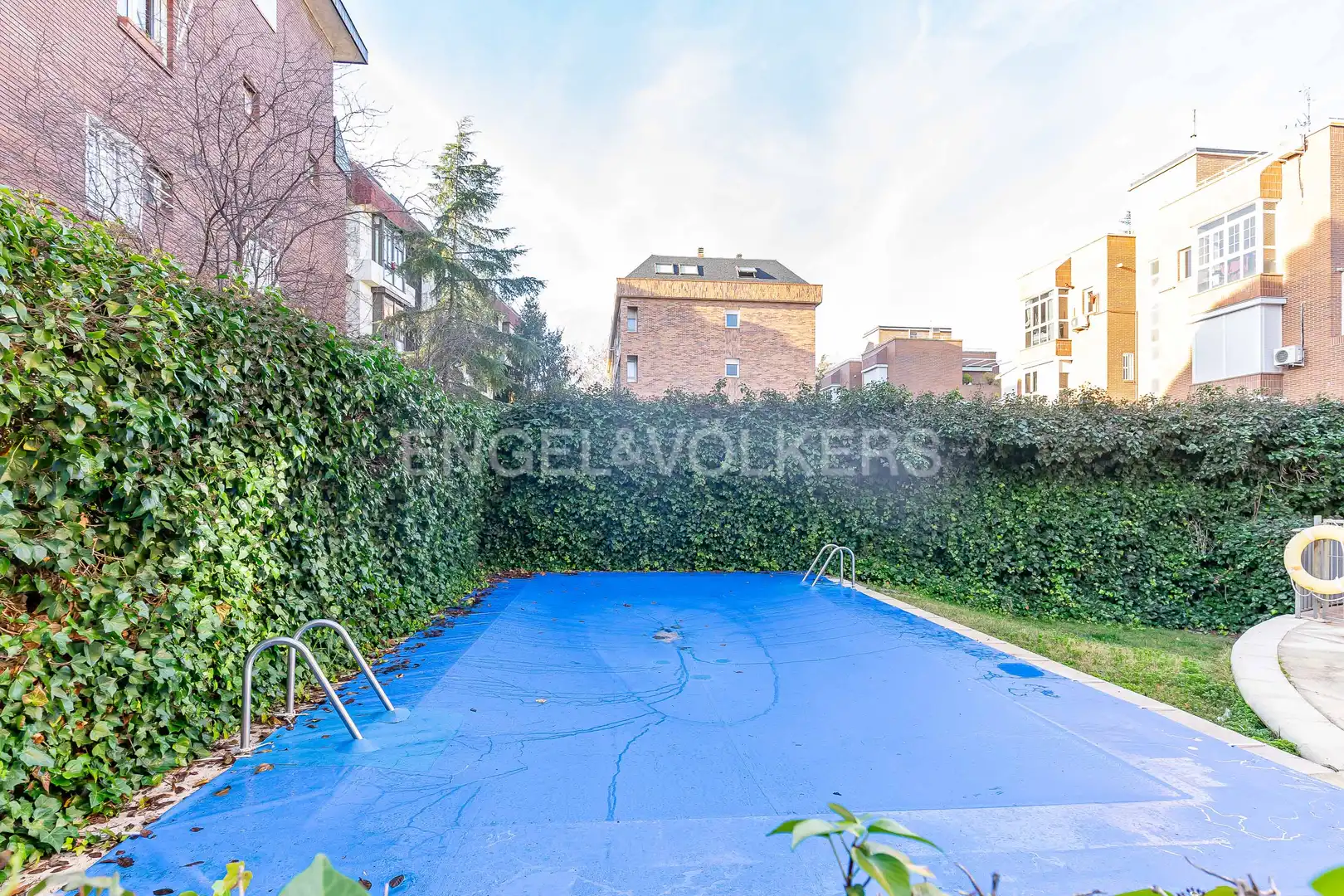 Piscina de Pis de lloguer en Madrid amb Aire condicionat, Calefacció i Jardí privat