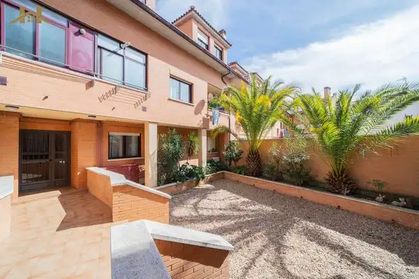 Vista exterior de Dúplex en venda en Sevilla la Nueva amb Aire condicionat, Calefacció i Terrassa