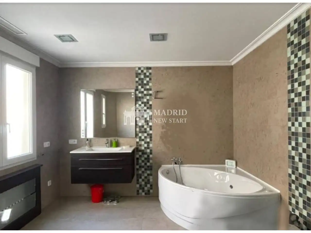 Badezimmer von Wohnung zur Miete in Madrid mit Klimaanlage, Heizung und Parkett