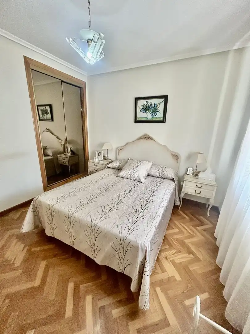 Dormitori de Casa o xalet en venda en La Bañeza  amb Calefacció
