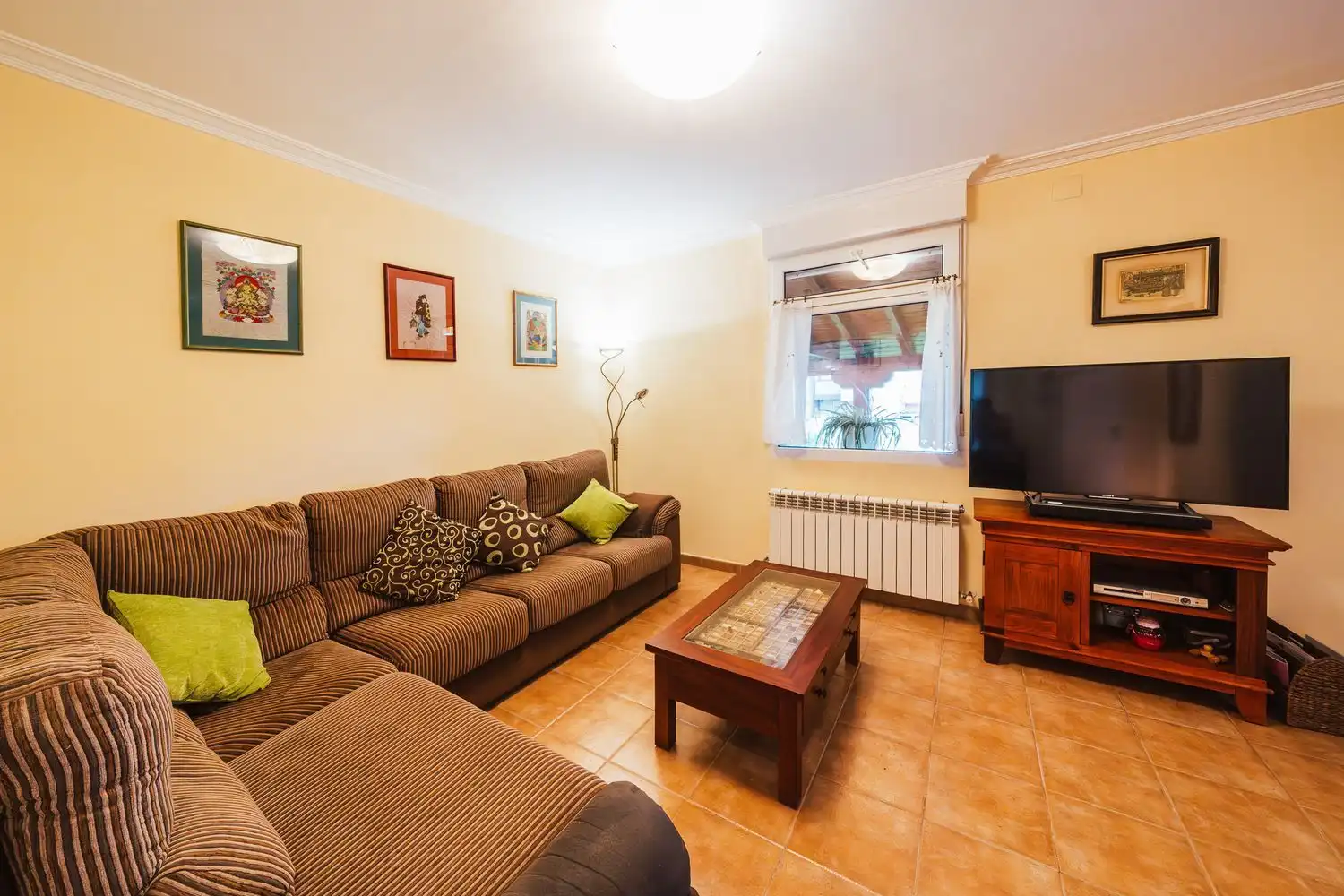 Wohnzimmer von Country house zum Verkauf in Muskiz mit Privatgarten, Terrasse und Balkon