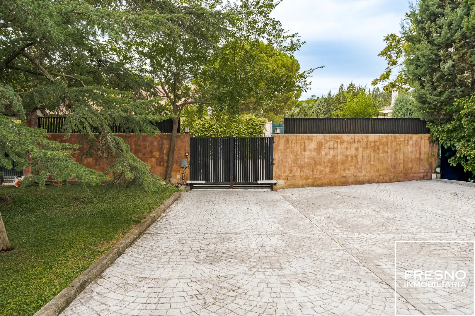 Vista exterior de Casa o xalet en venda en Paracuellos de Jarama amb Aire condicionat, Calefacció i Jardí privat