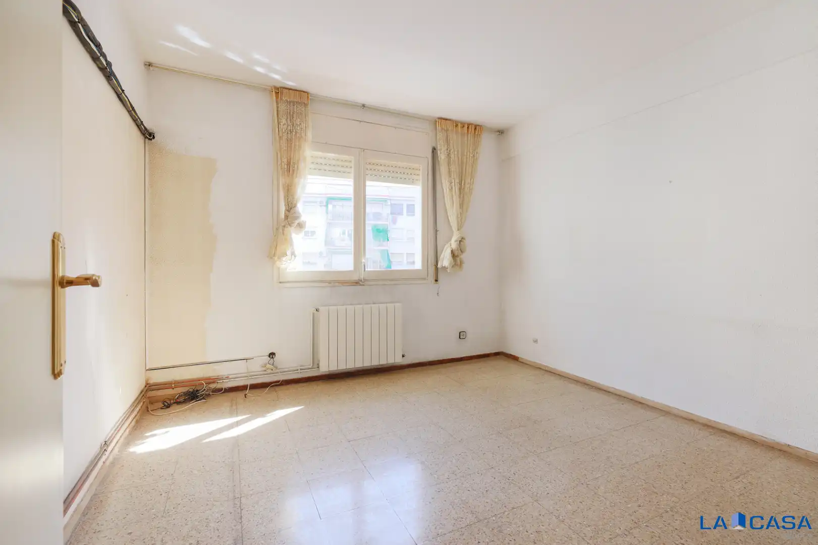 Schlafzimmer von Wohnung zum Verkauf in Barcelona mit Klimaanlage, Heizung und Ofen