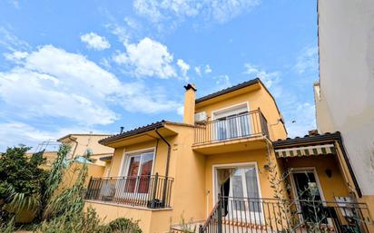 Vista exterior de Casa adosada en venda en Pau amb Aire condicionat, Calefacció i Jardí privat