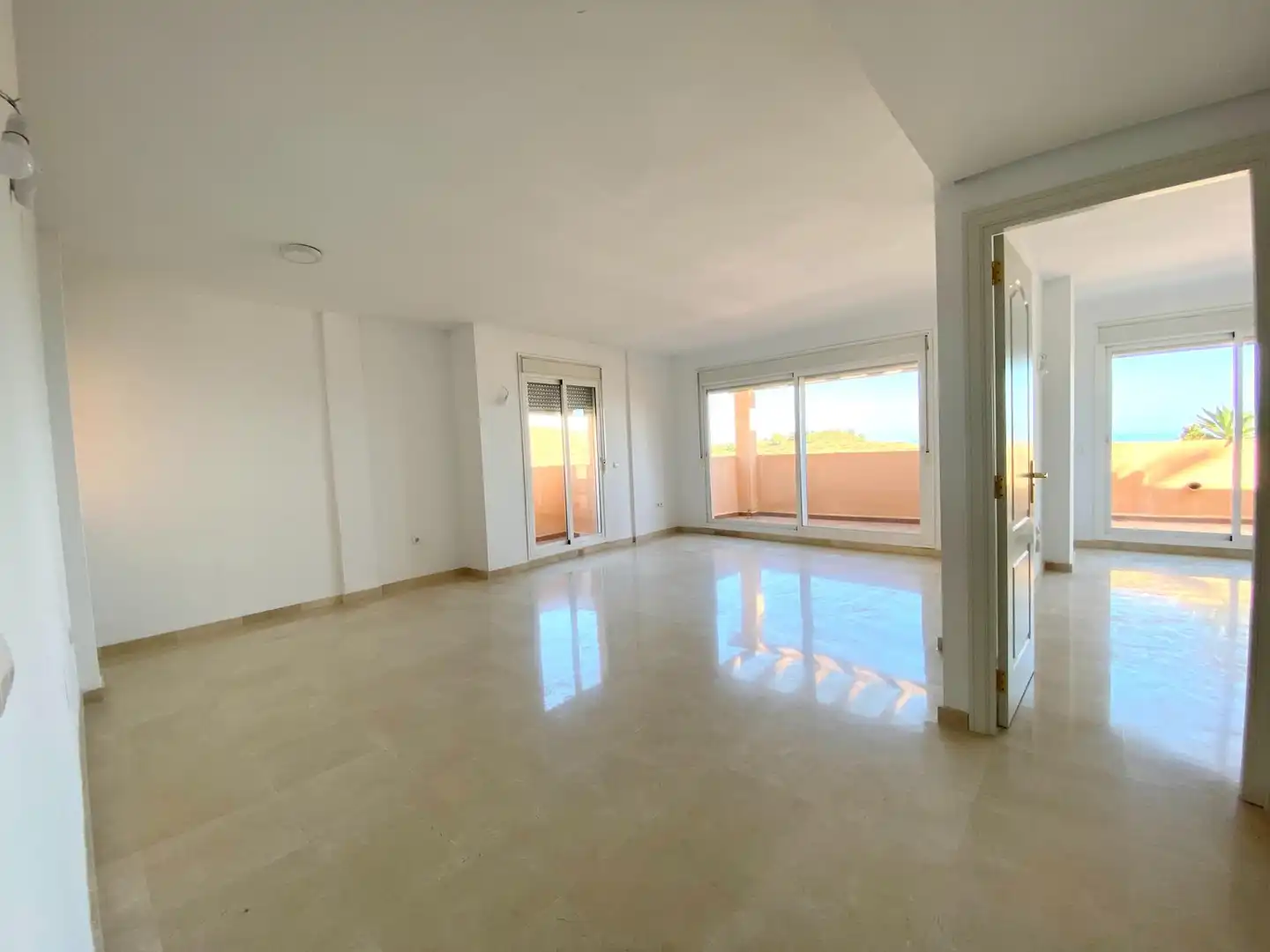 Sala de estar de Piso en venta en Mijas con Aire acondicionado, Terraza y Piscina comunitaria