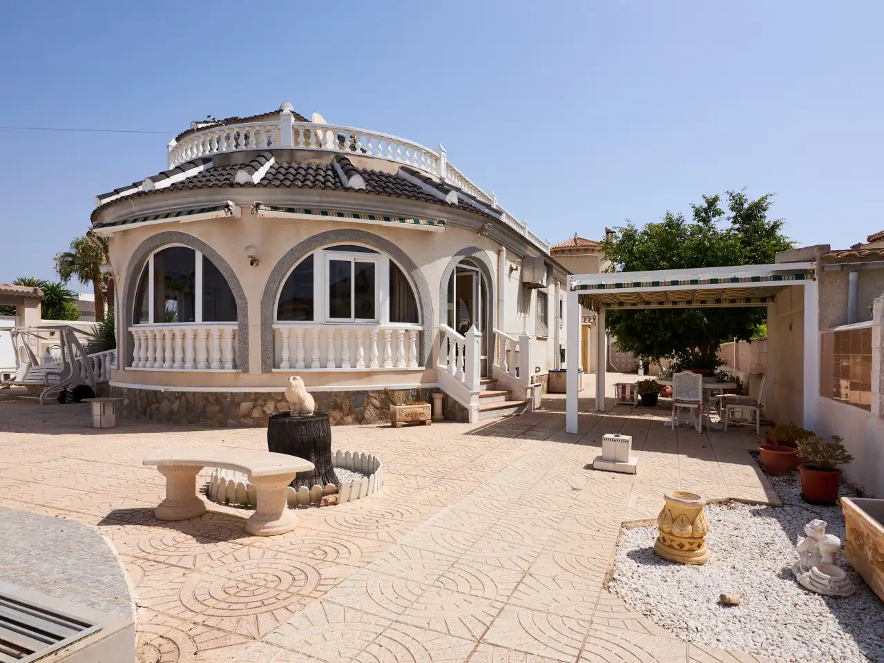 Vista exterior de Casa o xalet en venda en Torrevieja amb Aire condicionat, Calefacció i Jardí privat
