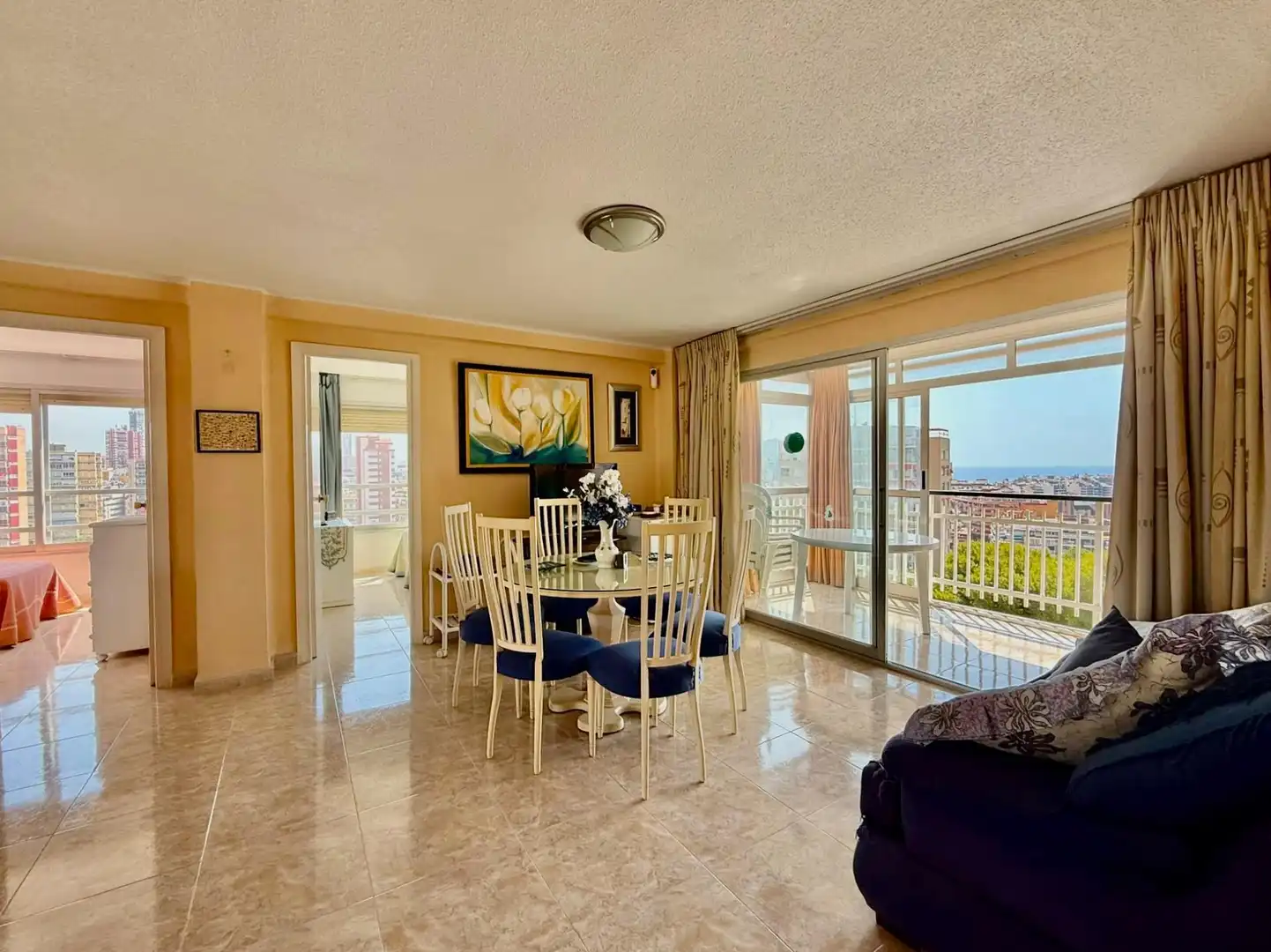 Menjador de Apartament en venda en Benidorm amb Terrassa i Piscina comunitària