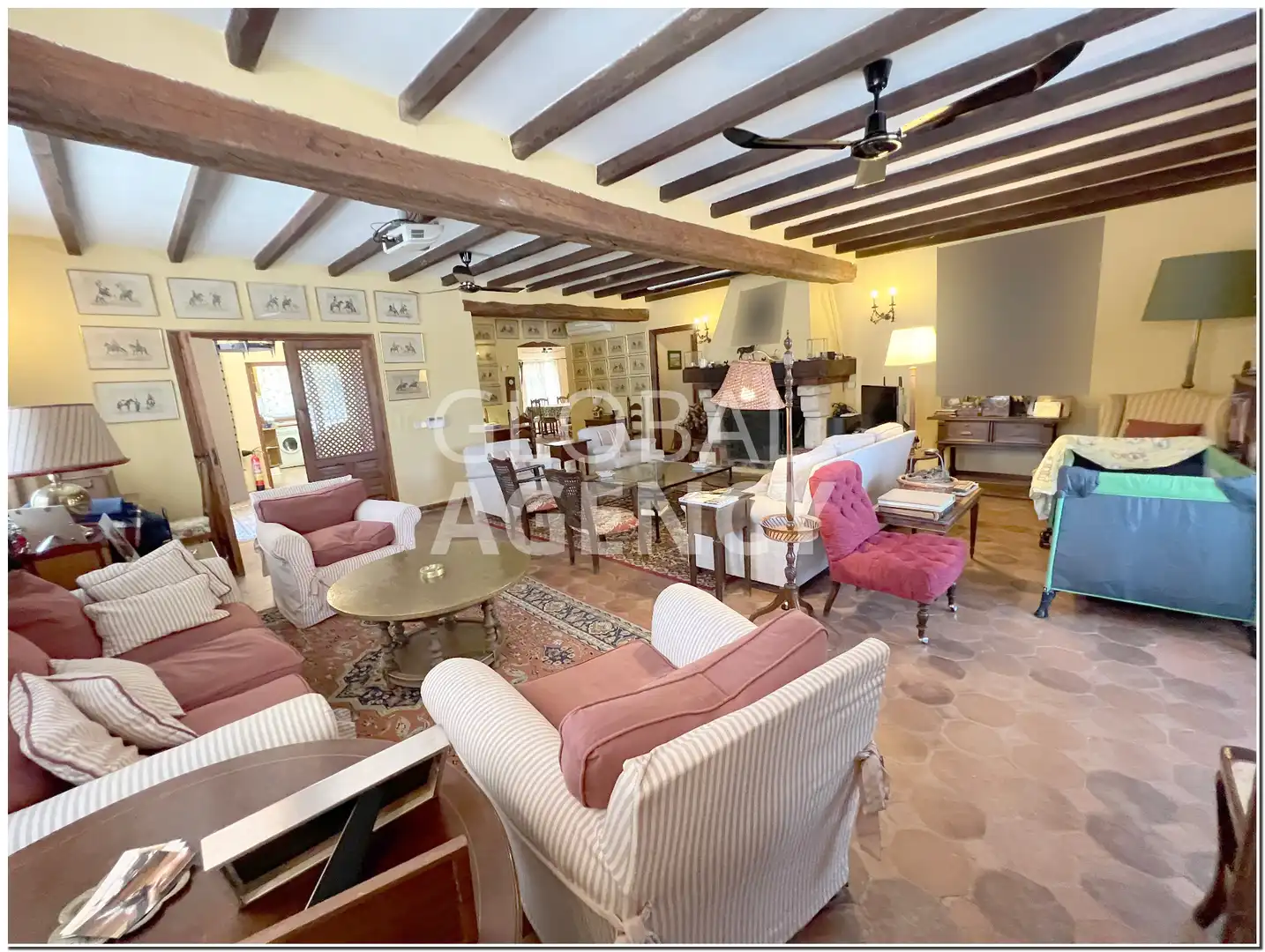 Sala d'estar de Finca rústica en venda en Chinchón amb Aire condicionat, Calefacció i Jardí privat