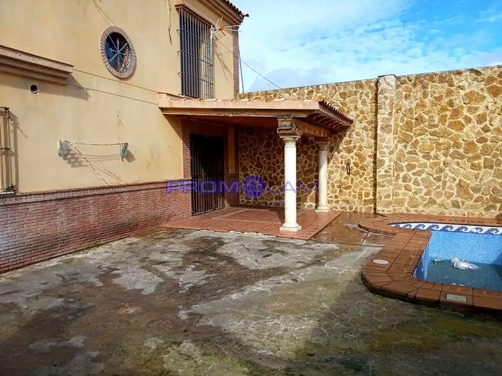 Vista exterior de Casa o xalet en venda en La Rinconada amb Jardí privat, Terrassa i Piscina