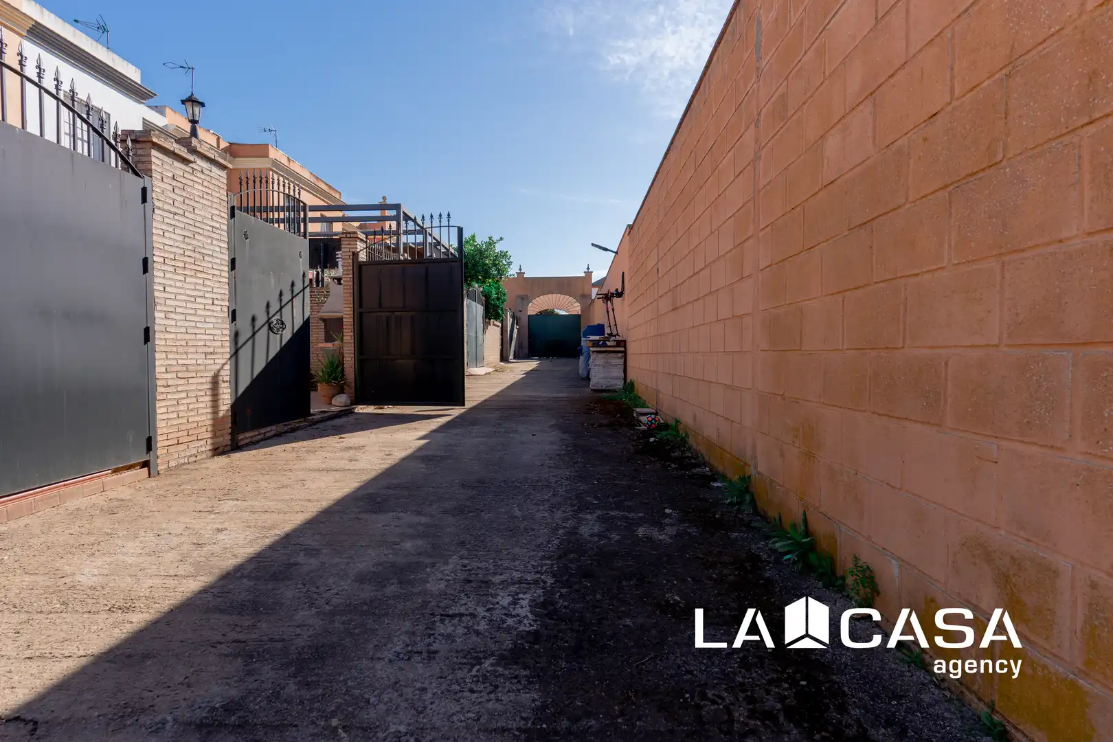 Vista exterior de Casa adosada en venda en Dos Hermanas amb Aire condicionat i Terrassa