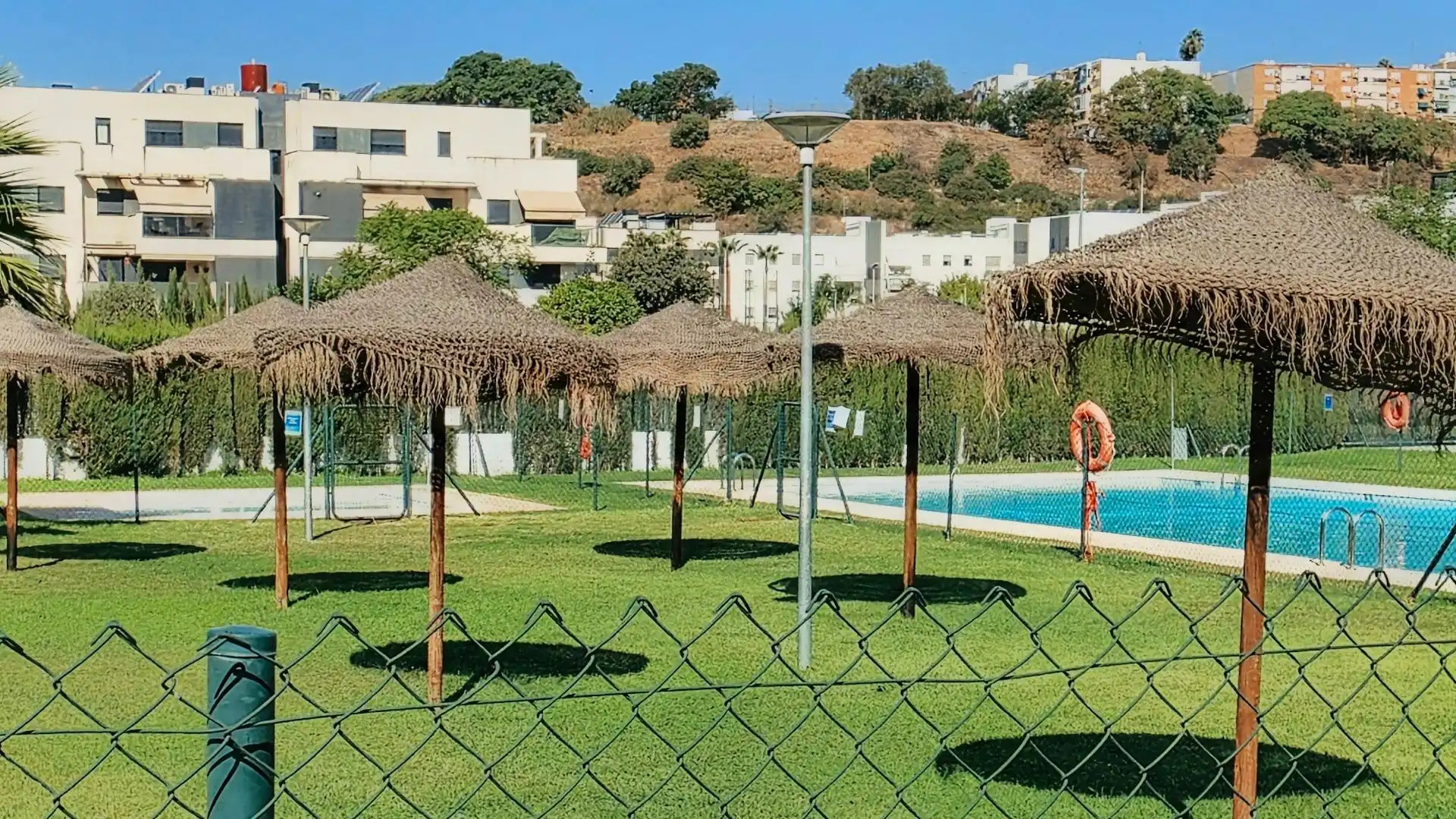 Piscina de Pis en venda en San Juan de Aznalfarache amb Aire condicionat, Jardí privat i Parquet