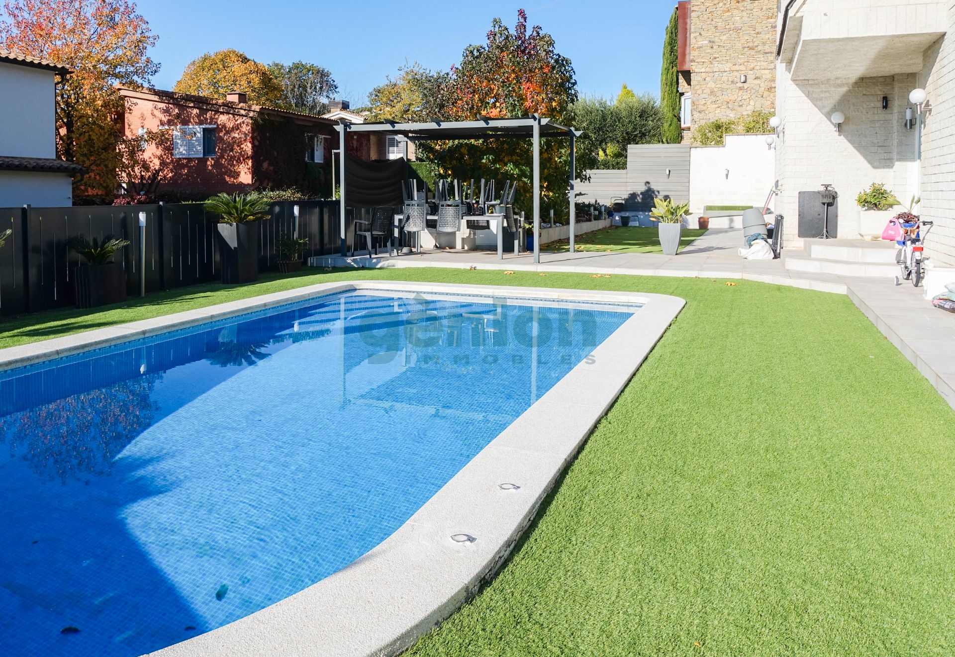Swimming pool of House or chalet for sale in Girona Capital  with Air Conditioner, Heating and Private garden