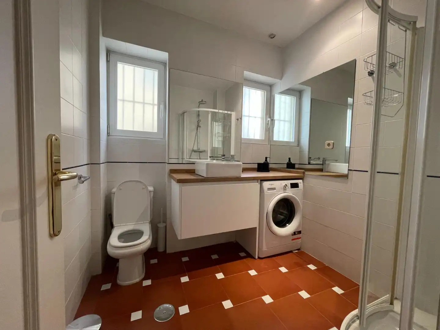 Bathroom of Flat for rent in Madrid  with Air Conditioner, Heating and Parquet flooring