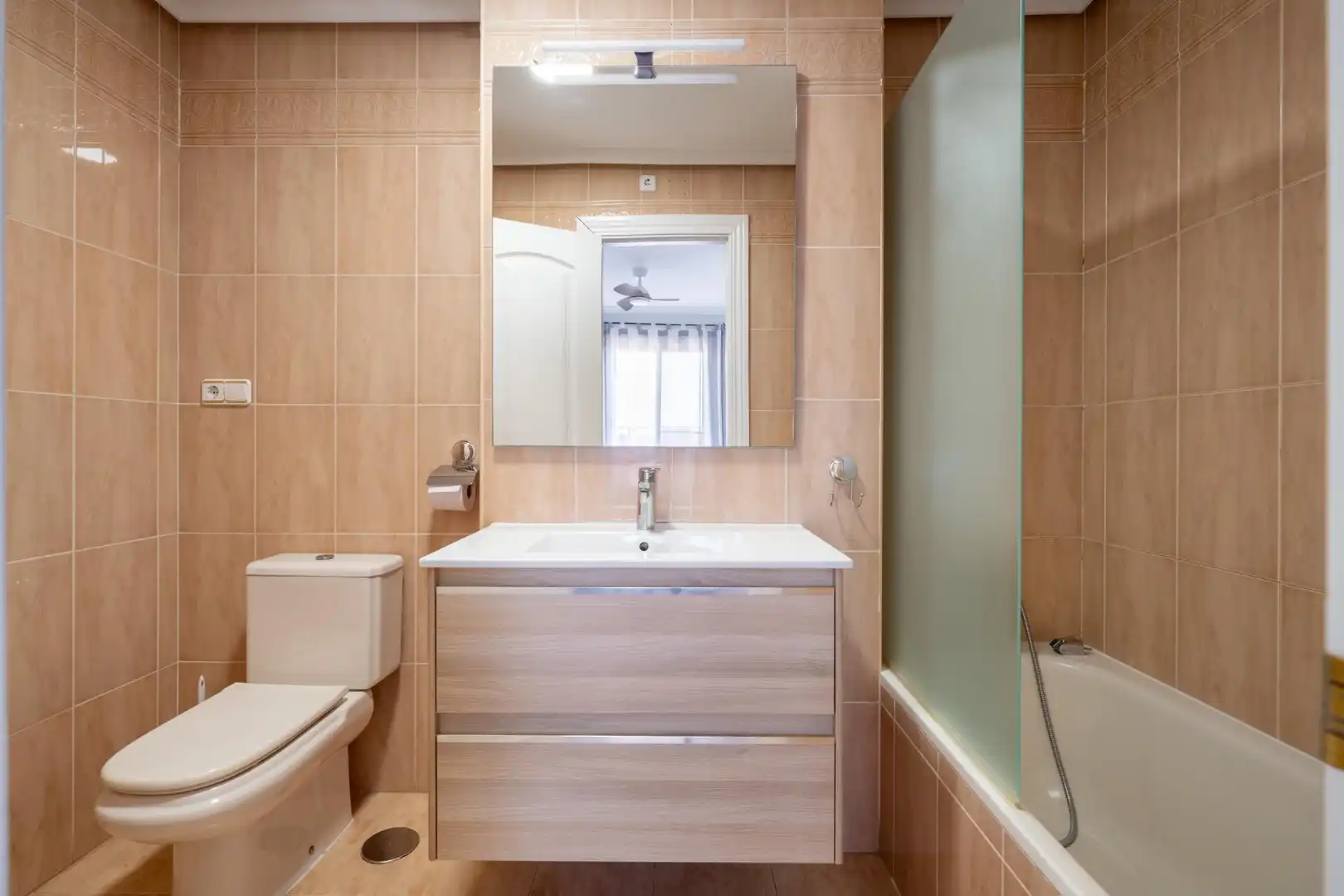 Baño de Ático de alquiler en Almería con Aire acondicionado, Calefacción y Jardín privado