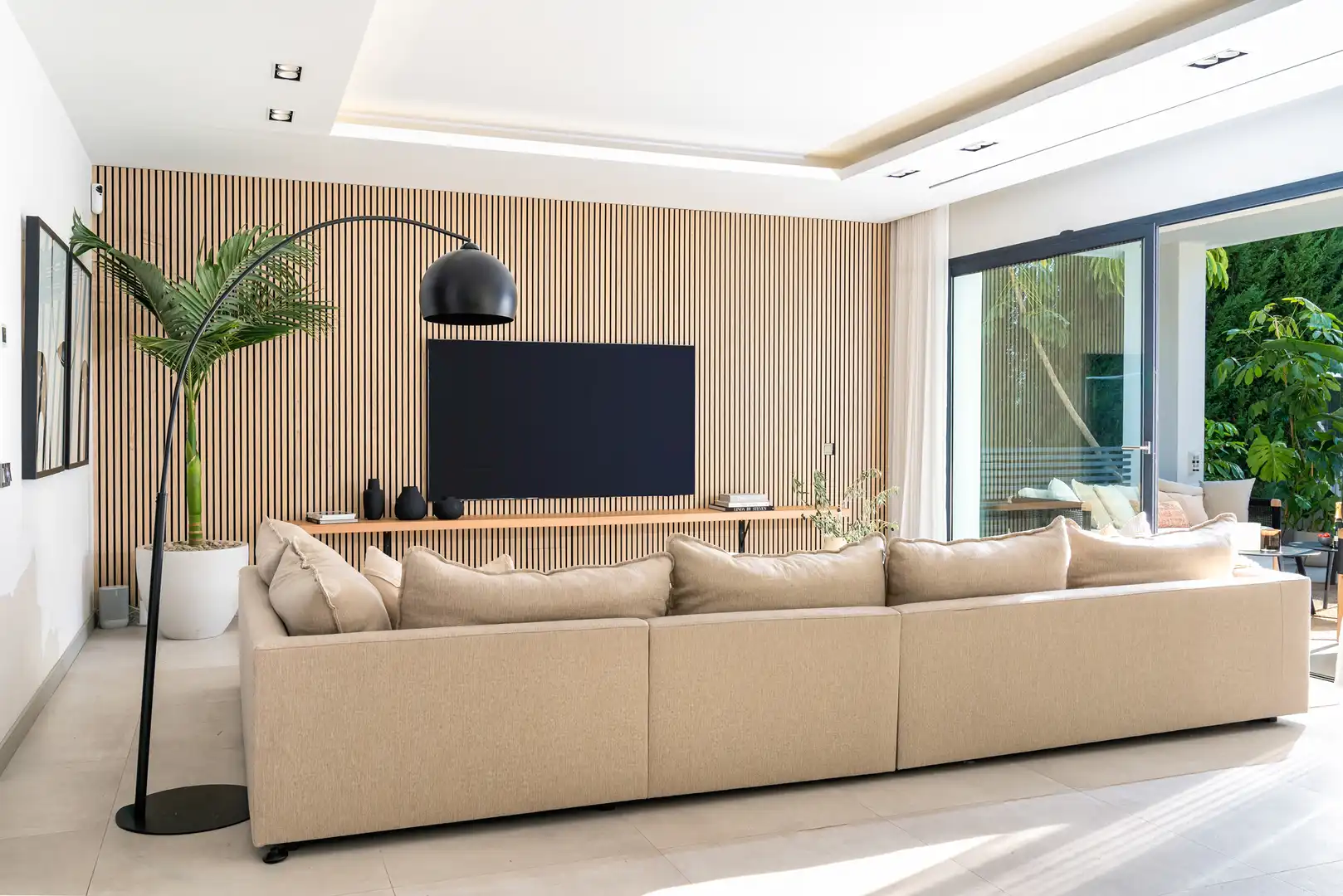 Sala d'estar de Casa o xalet en venda en Marbella amb Aire condicionat, Jardí privat i Terrassa