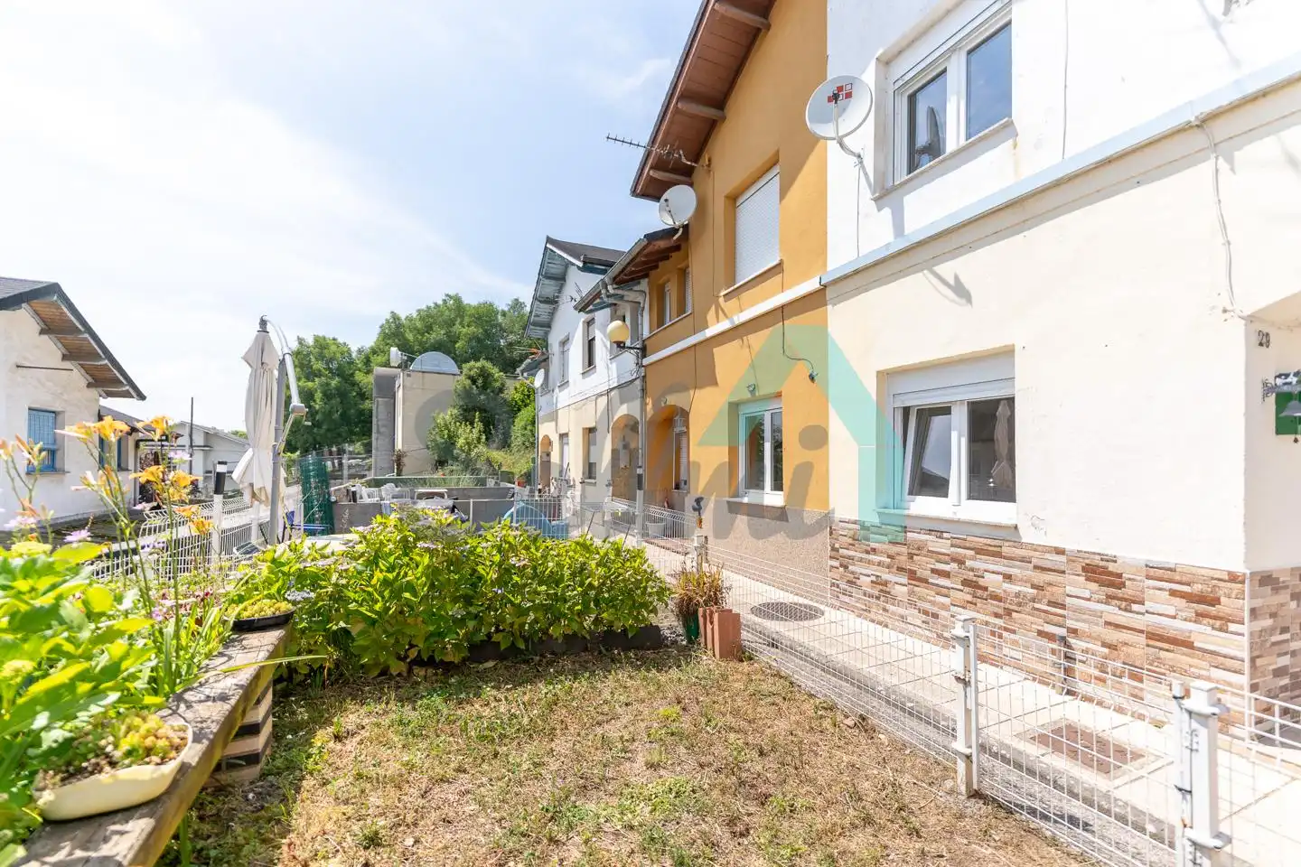 Außenansicht von Einfamilien-Reihenhaus zum Verkauf in Tineo mit Privatgarten