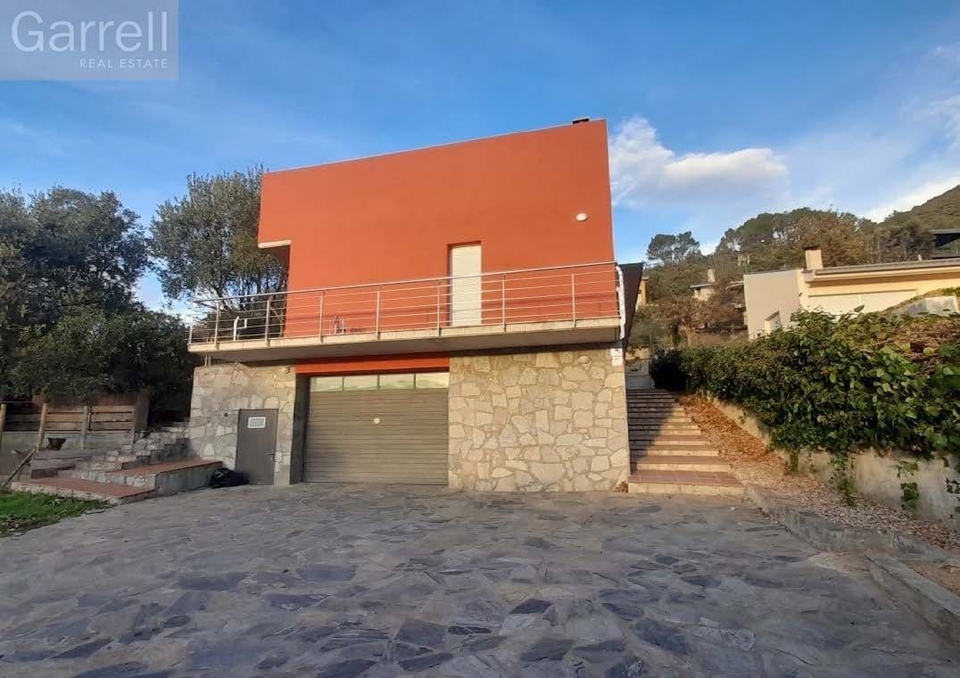Vista exterior de Casa o xalet en venda en Montagut i Oix amb Terrassa