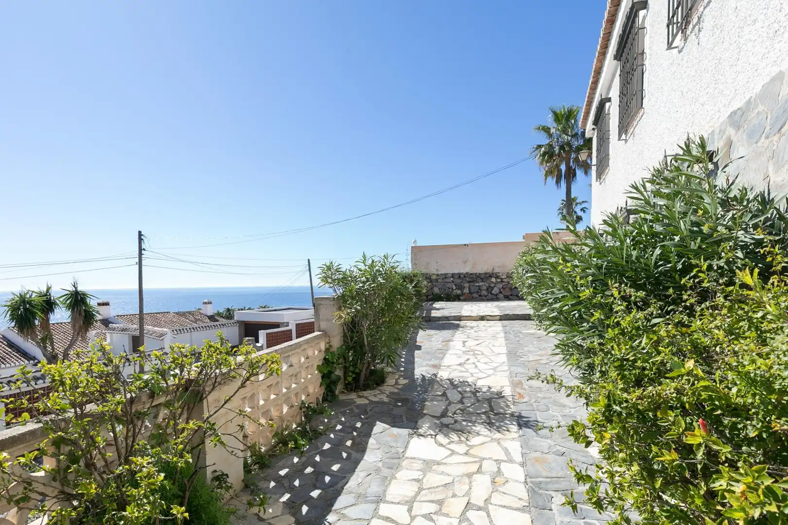 Vista exterior de Casa o xalet en venda en Almuñécar amb Aire condicionat, Jardí privat i Terrassa
