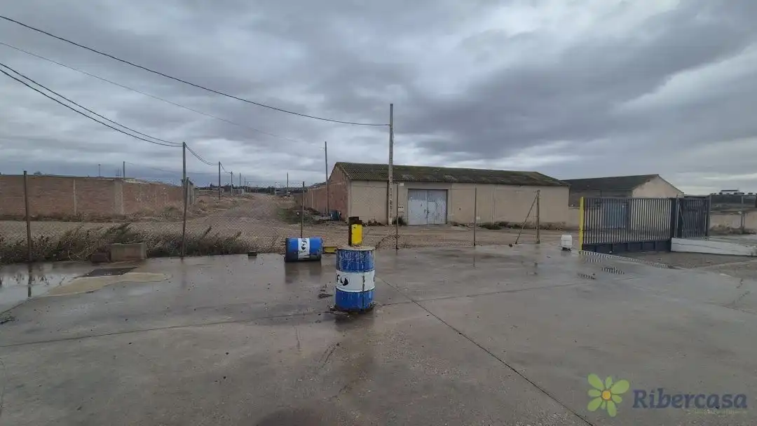 Außenansicht von Fabrikhallen zum Verkauf in Fustiñana