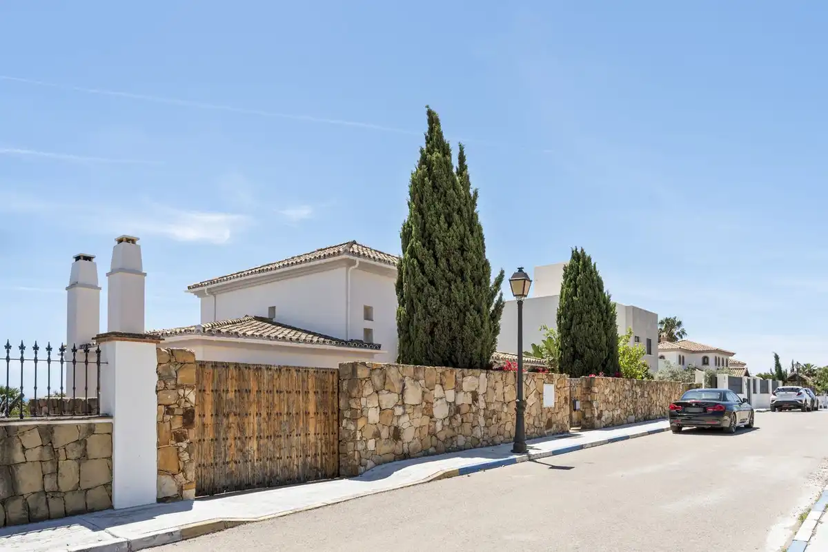 Vista exterior de Casa o chalet en venta en Manilva con Aire acondicionado, Jardín privado y Terraza