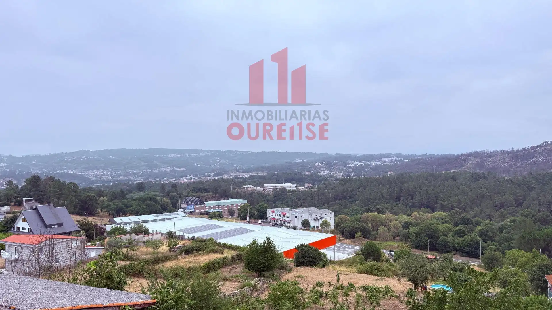 Vista exterior de Casa o xalet en venda en San Cibrao das Viñas amb Terrassa i Moblat